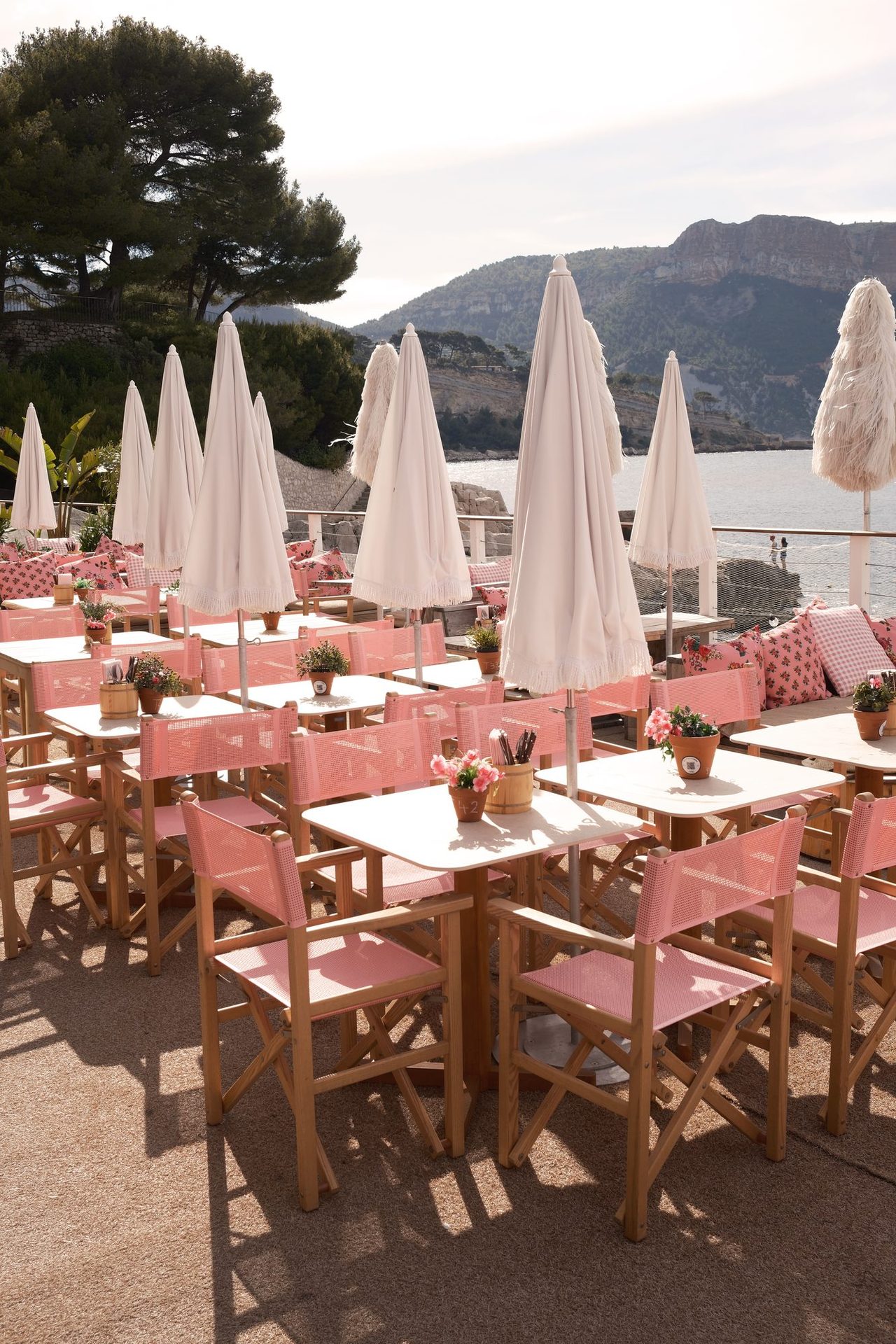 Terrasse Same Same Beach avec vue sur le Cap Canaille
